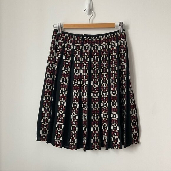 ⭐️HOST PICK Ann Taylor  Petite Women's Black Embroidered Pleated Skirt Size 0P - Picture 3 of 7